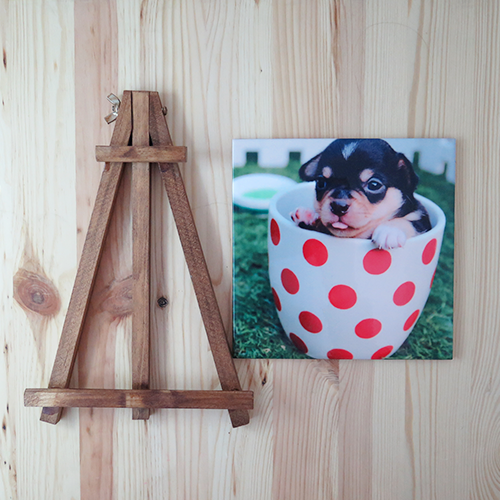 Detalle del soporte de madera del azulejo