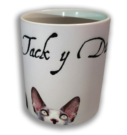 Detalle lateral de la textura de la taza blanca mate personalizada