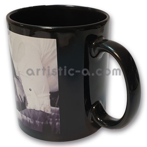 Detalle del asa y acabado esmaltado de la taza negra personalizada