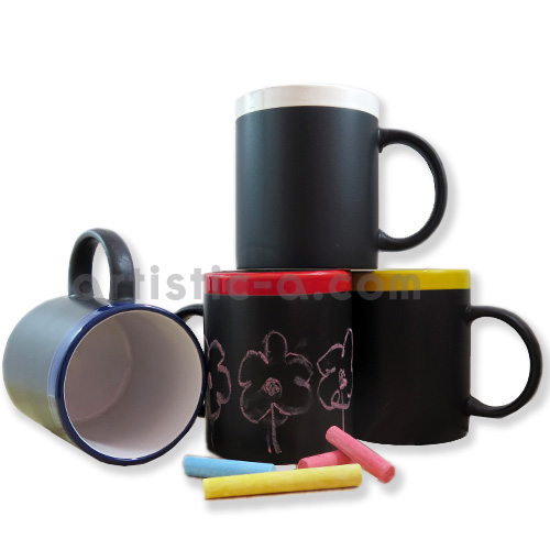 Surtido de tazas de pizarra con tizas de colores a juego